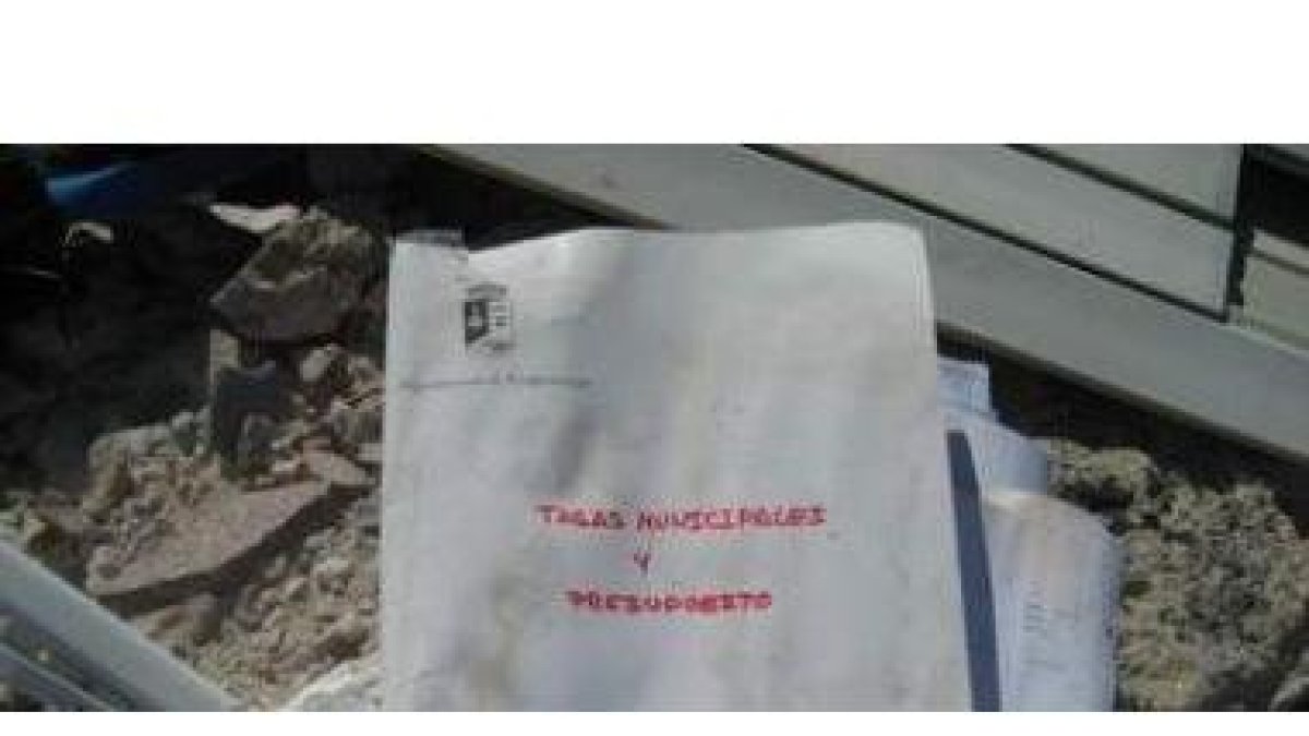 La documentación de la Concejalía de Hacienda, esparcida por el vertedero ilegal situado en Narayola