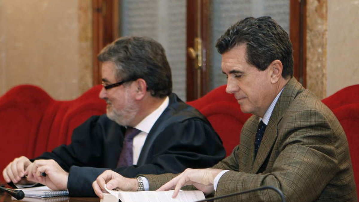 Jaume Matas, en primer plano, en compañía de su abogado, Miquel Arbona.