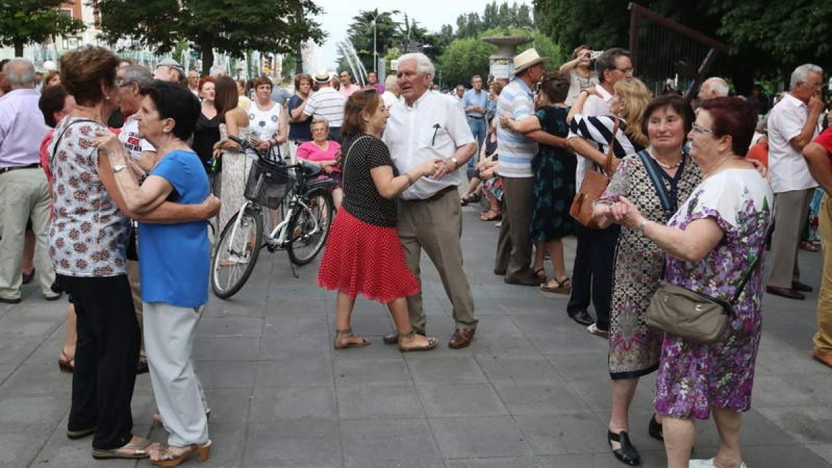 Imagen de archivo de uno de los bailes para mayores de verano en el paseo de la Condesa. RAMIRO