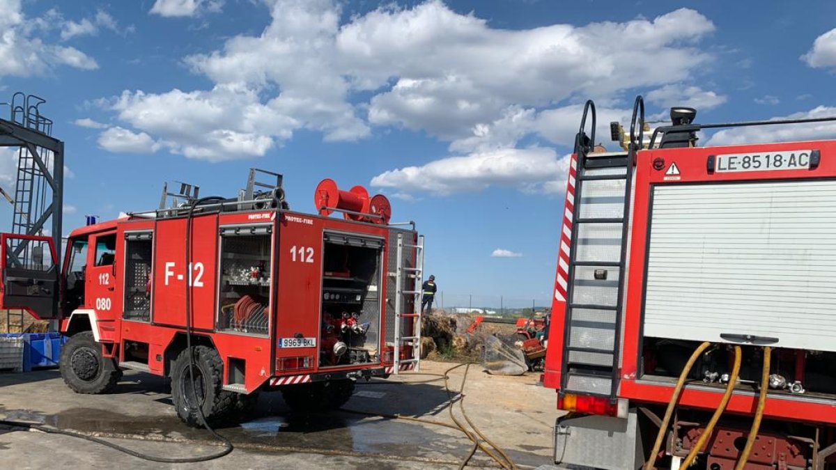 Los bomberos sofocaron rápidamente el fuego. DL