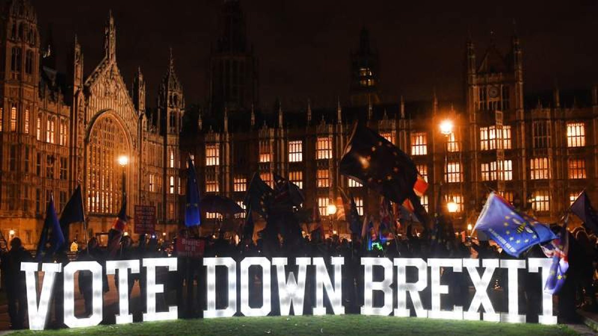 Manifestantes anti ‘brexit’ protestan junto al Parlamento británico en Londres. ANDY RAIN