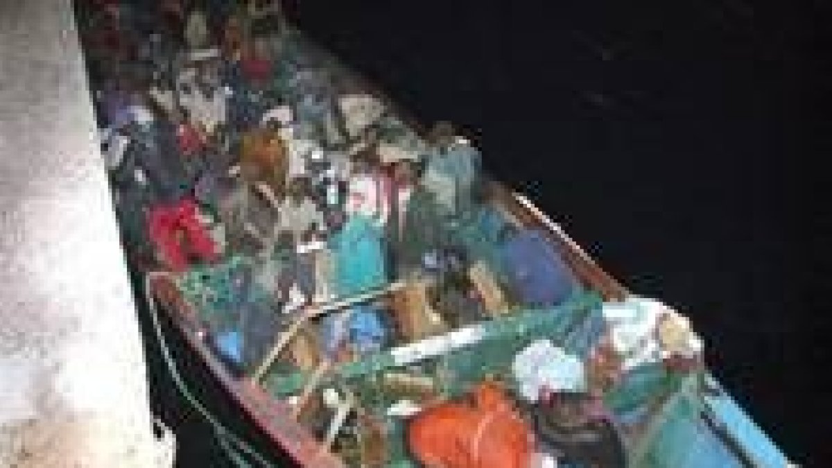 Cayuco en el que llegaron 151 inmigrantes hasta el mismo puerto de San Sebastián de la Gomera