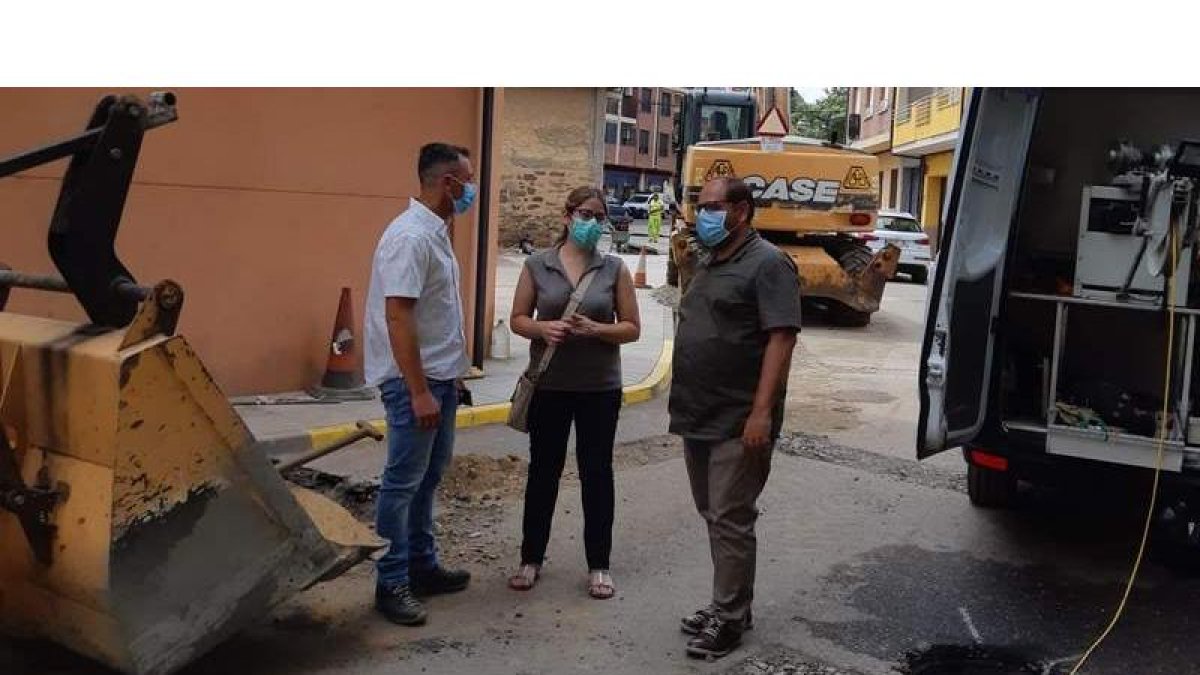 Carrera y Calderón visitando las obras de la calle José Luis Baeza. DL