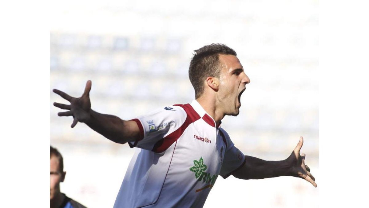 El delantero leonés Murci, que milita en el Talavera, celebra uno de sus muchos goles.