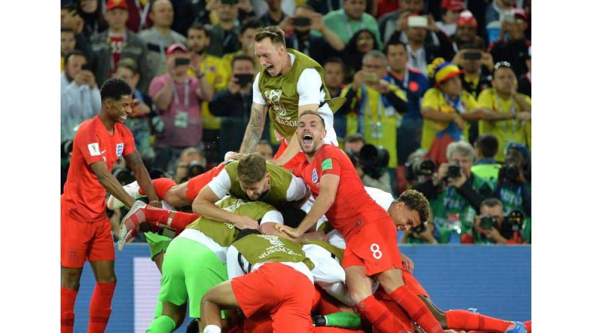 Los futbolistas de Inglaterra celebran la clasificación para los cuartos de final. PETER POWELL