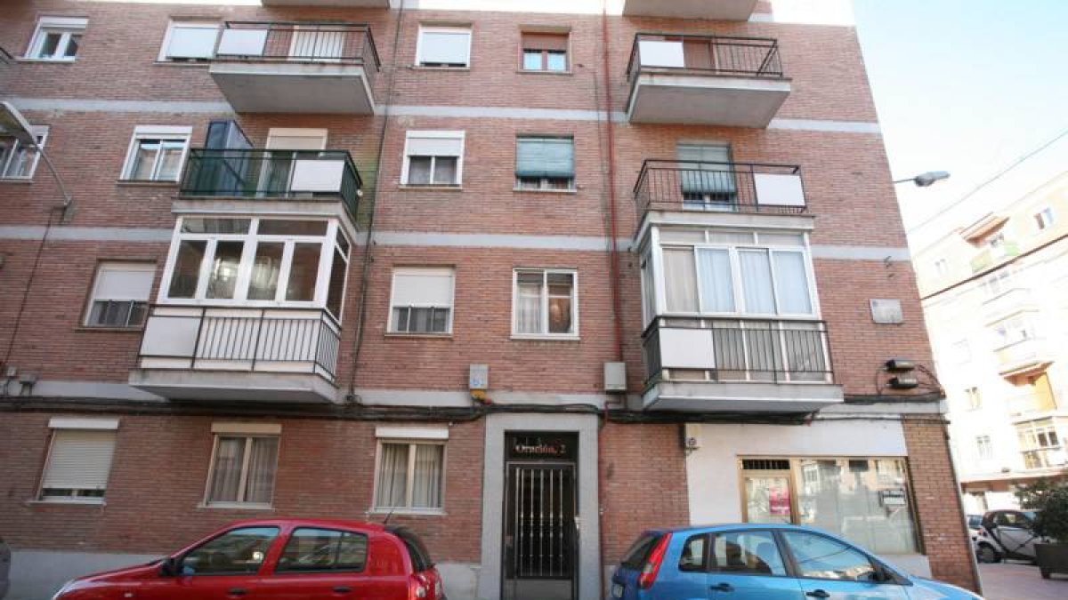 Vivienda en el 5.º A del número 2 de la calle Oración, en Valladolid capital, donde una pareja ha fallecido por heridas de arma blanca tras una pelea en un piso de Valladolid.