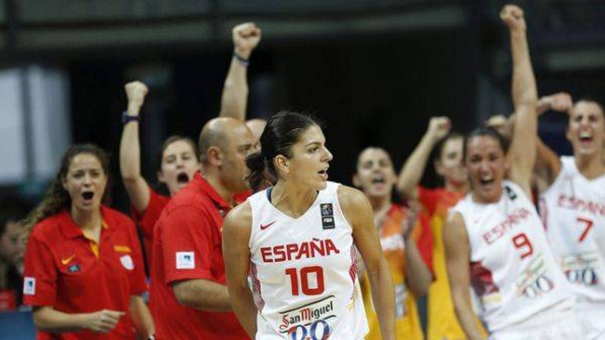 Marta Xargay (delante) celebra una canasta vitoreada por sus compañeras.