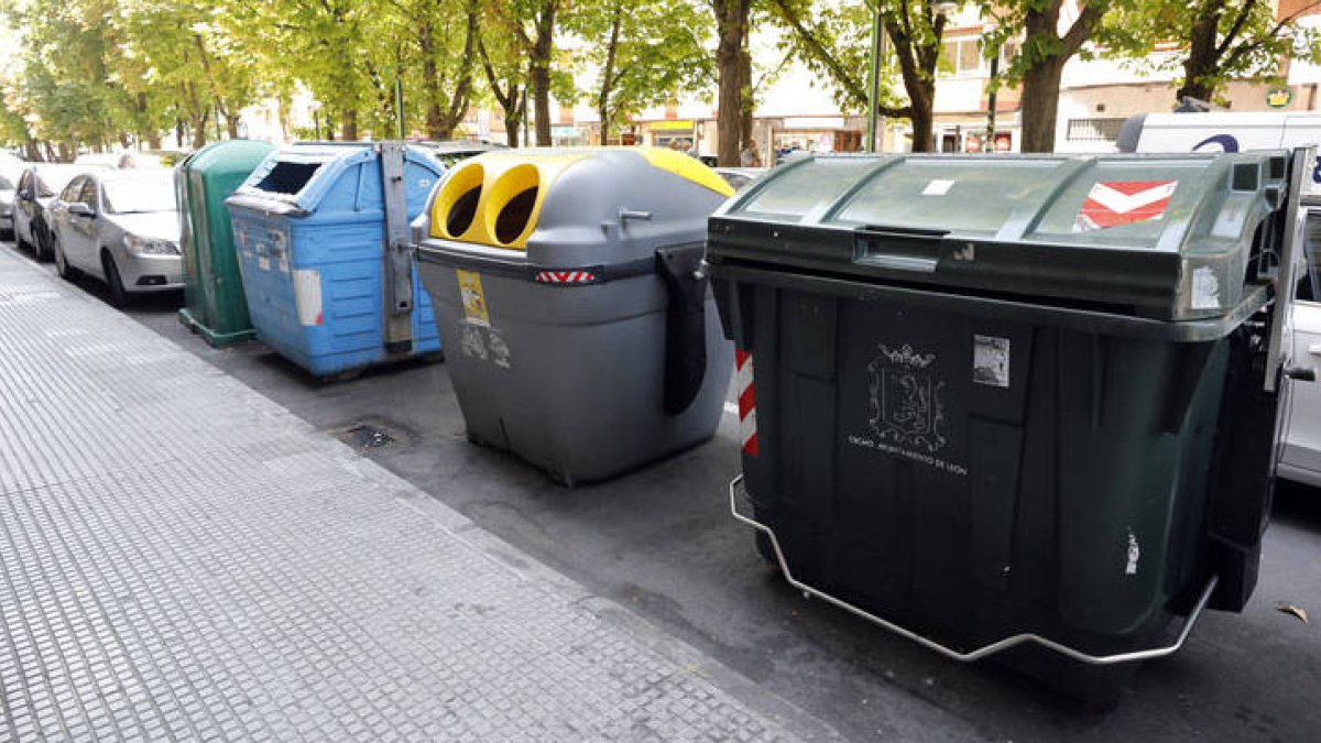 Diferentes contenedores de basura en una calle de la capital. MARCIANO PÉREZ