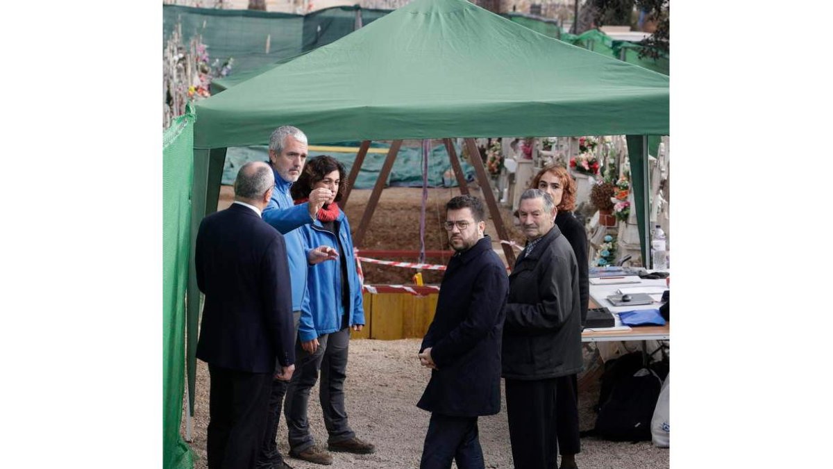 Aragonès en la exhumación del antifranquista Martos, ayer. QUIQUE GARCÍA