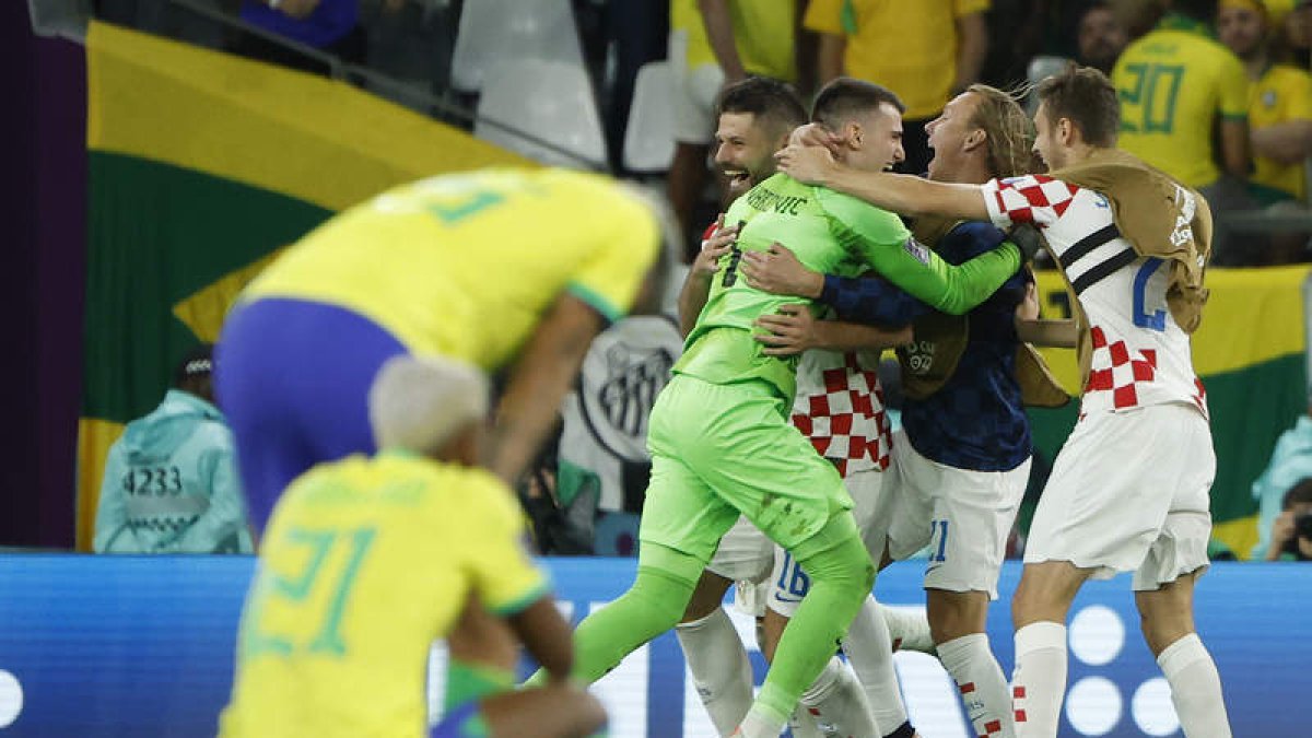 Los jugadores croatas celebran su triunfo ante la desolación brasileña. JUANJO MARTÍN