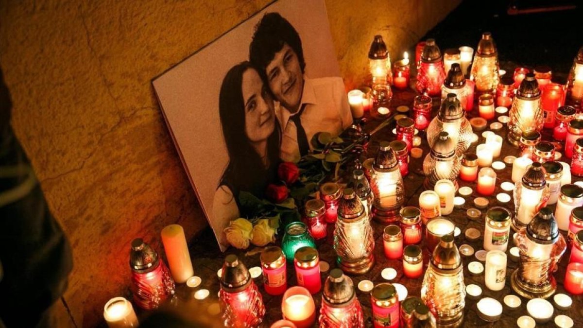 Recuerdo floral en memoria del periodista Jan Kuciak y su pareja, en Bratislava.