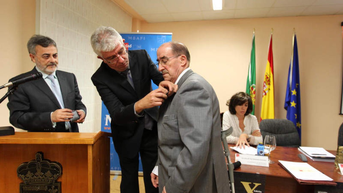 José Luis Fanjul y José Ángel Hermida, que impone la Medalla de Oro a Alfonso Villalba.