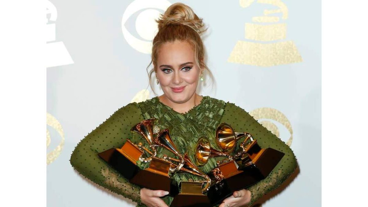 La británica Adele, con los cinco premios que logró. MIKE NELSON