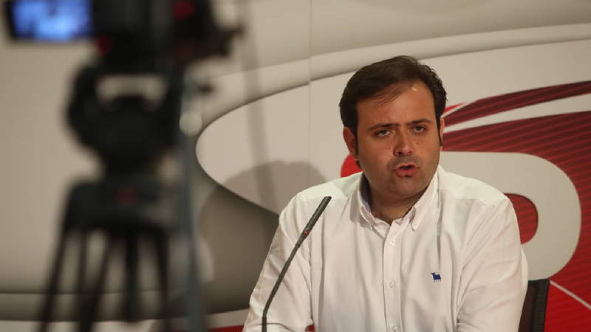 Tino Rodríguez, ayer tarde, en rueda de prensa en la sede provincial del PSOE. RAMIRO
