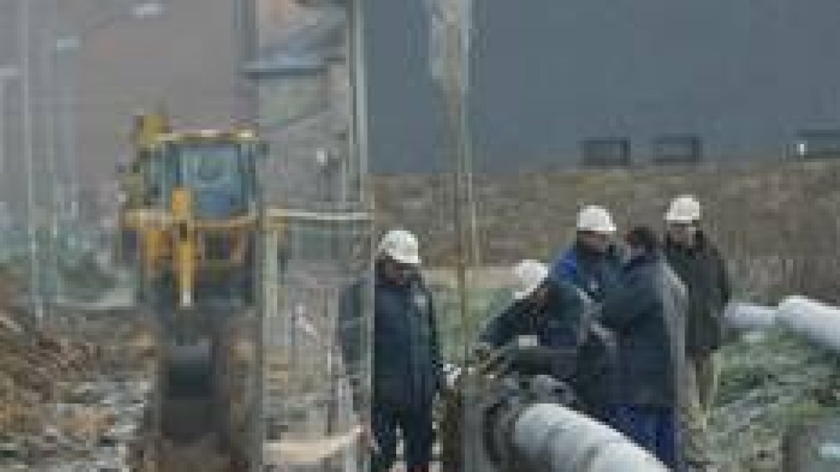 Operarios de Ferroser trabajan en las obras de la nueva traída desde San Lorenzo