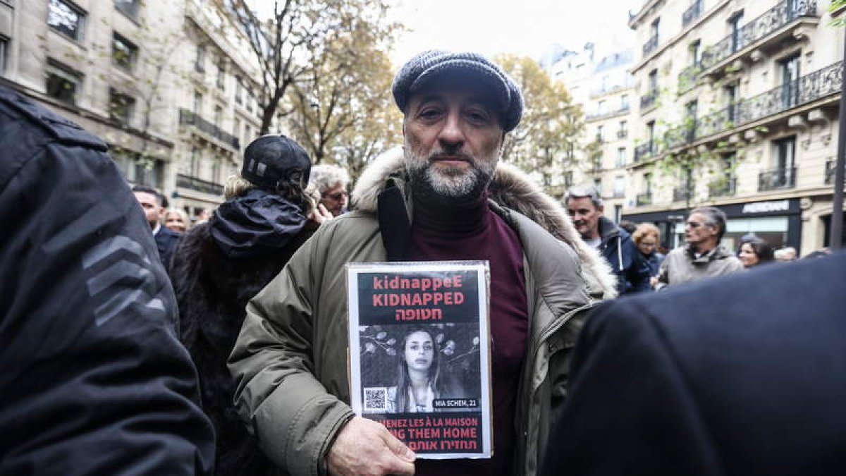 Muestran la foto de una rehén, en una manifestación antisemita de este domingo en París. M. BADRA