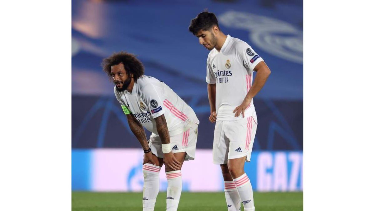 Marcelo y Asensio, cabizbajos tras uno de los goles encajados por el Madrid frente al Shakhtar. JUANJO MARTÍN