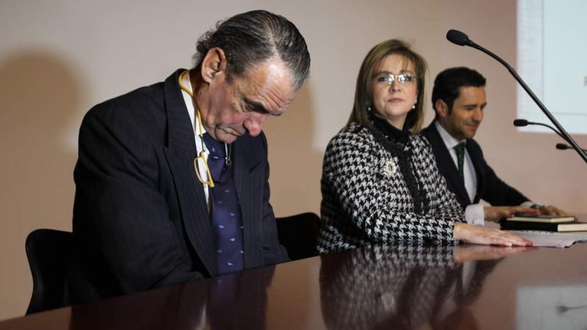 Mario Conde, Nuria González Rabanal y Andrés Álvarez, en la conferencia de ayer.