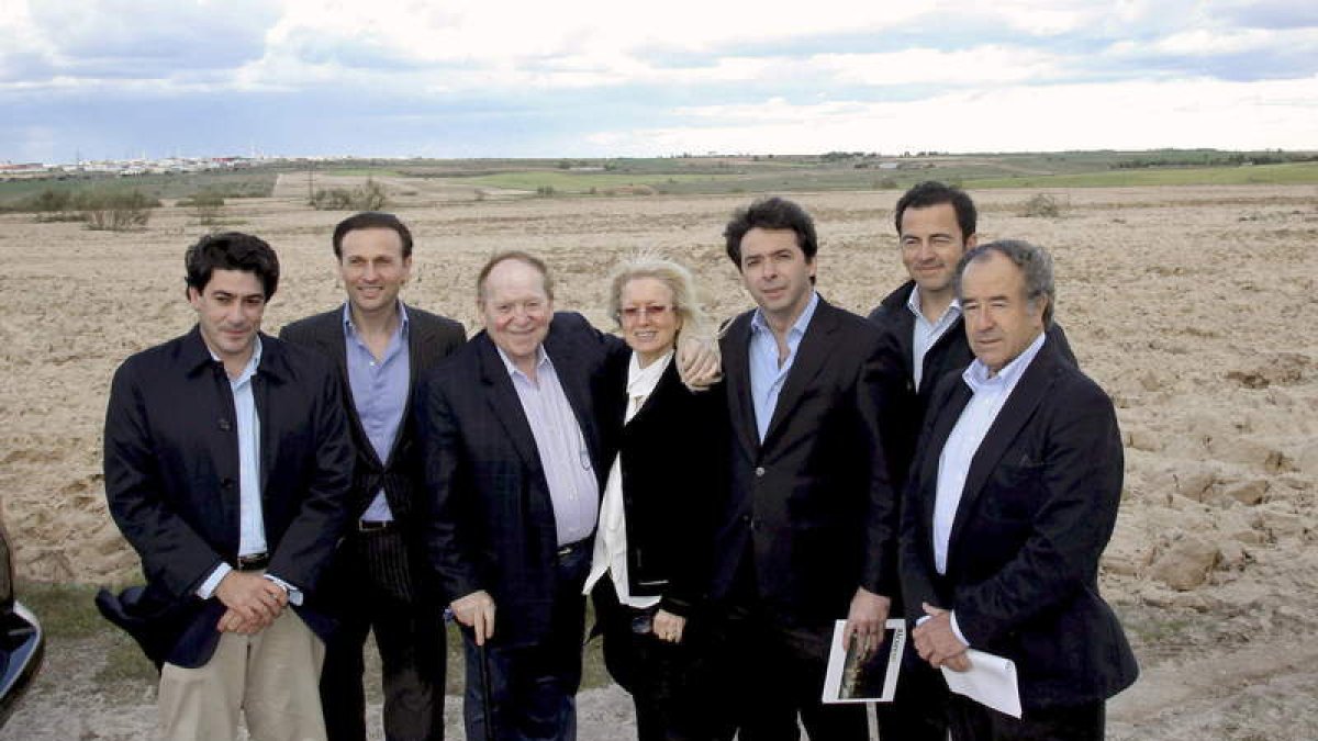 El inversor Sheldon Adelson (tercero por la izquierda), en su visita el domingo a Alcorcón.