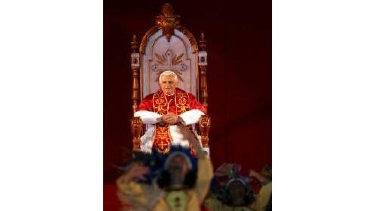 El Papa presencia uno de los bailes con los que fue obsequiado