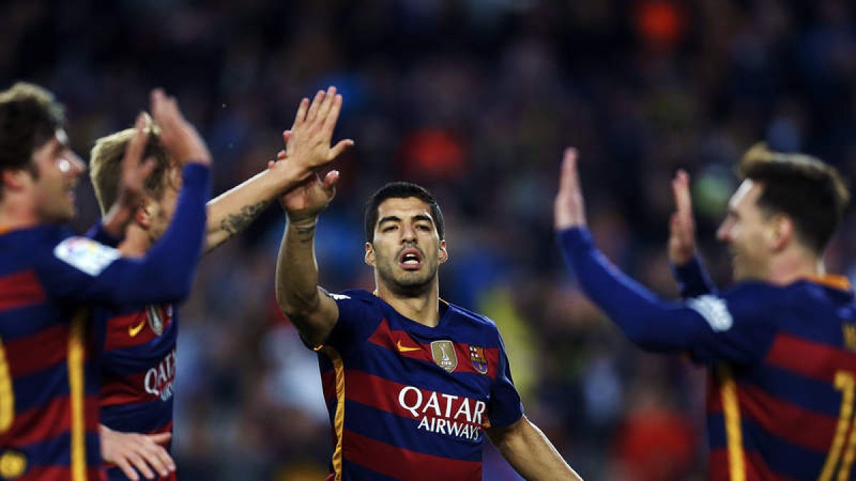 El delantero uruguayo del Barcelona, Luis Suárez, felicitado por sus compañeros. ALEJANDRO GARCÍA