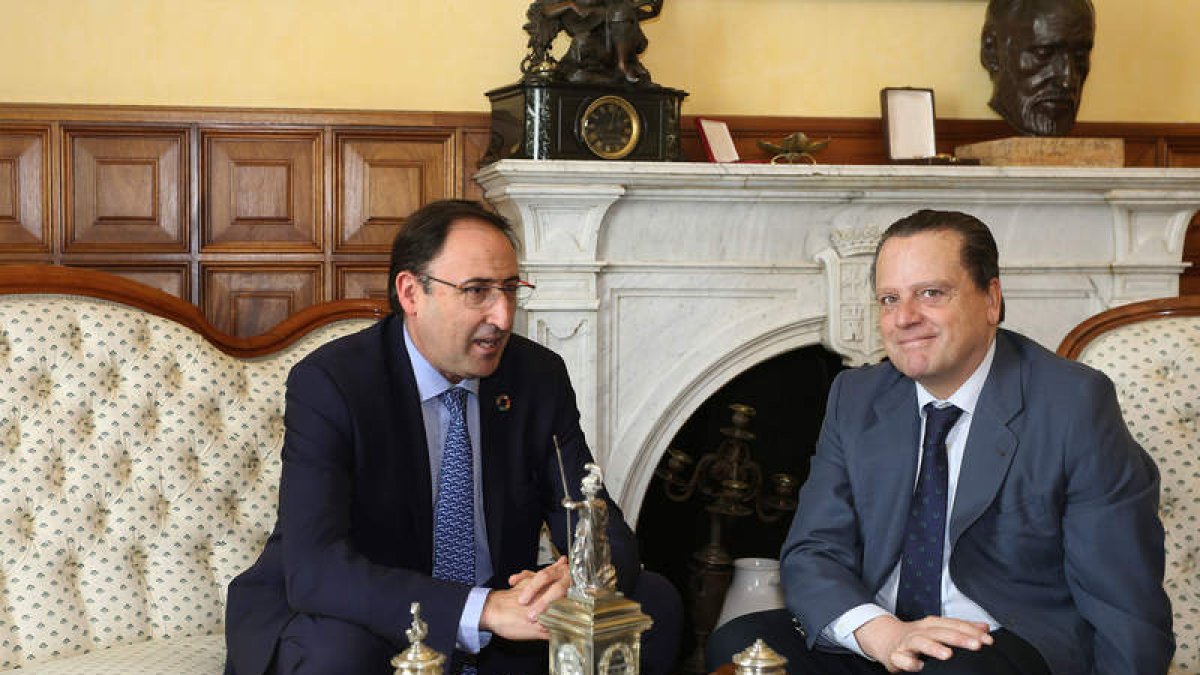 Mario Amilivia junto al alcalde de Palencia. BRÁGIMO