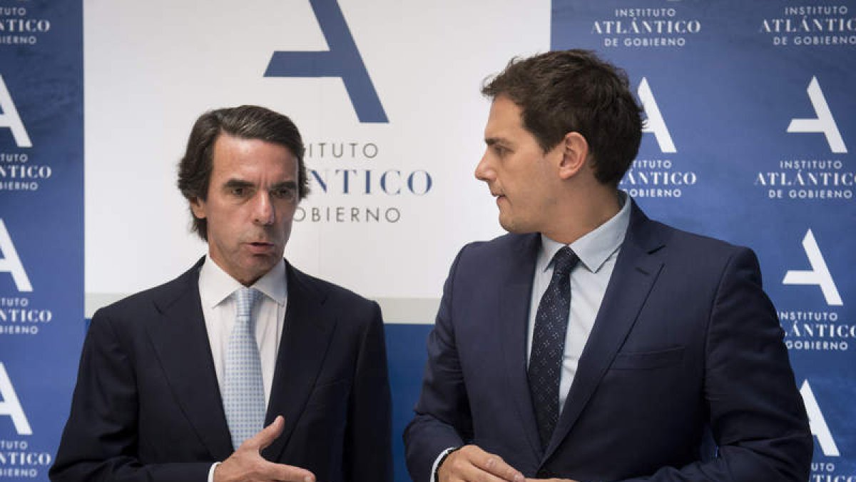 José María Aznar y Albert Rivera conversan antes de la clausura del máster. LUCA PIERGIOVANNI