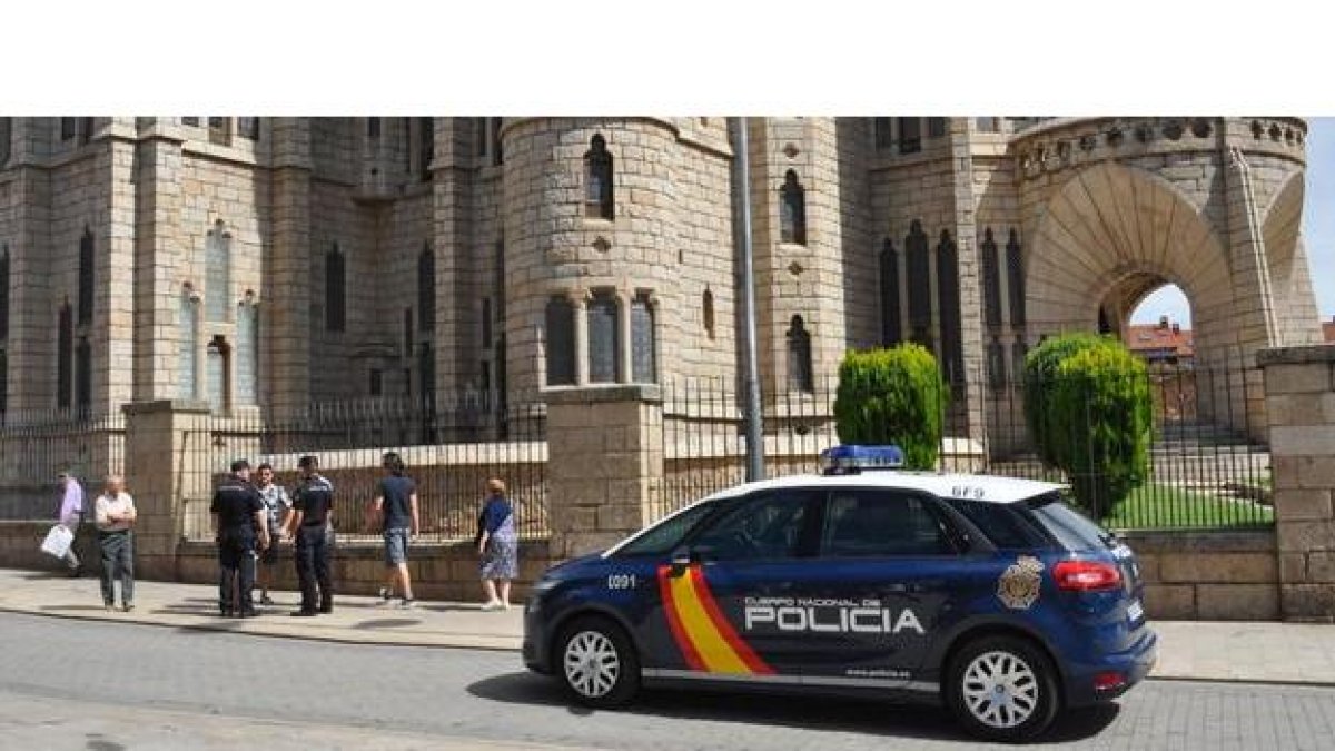 Policías locales patrullan en Astorga