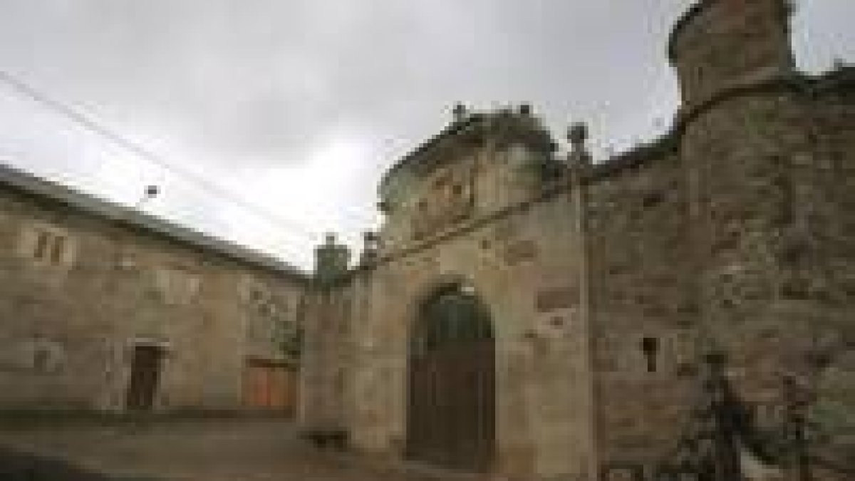 El palacio de los Condes de Luna en Riolago de Babia, lugar emblemático descrito por Guzmán Álvarez