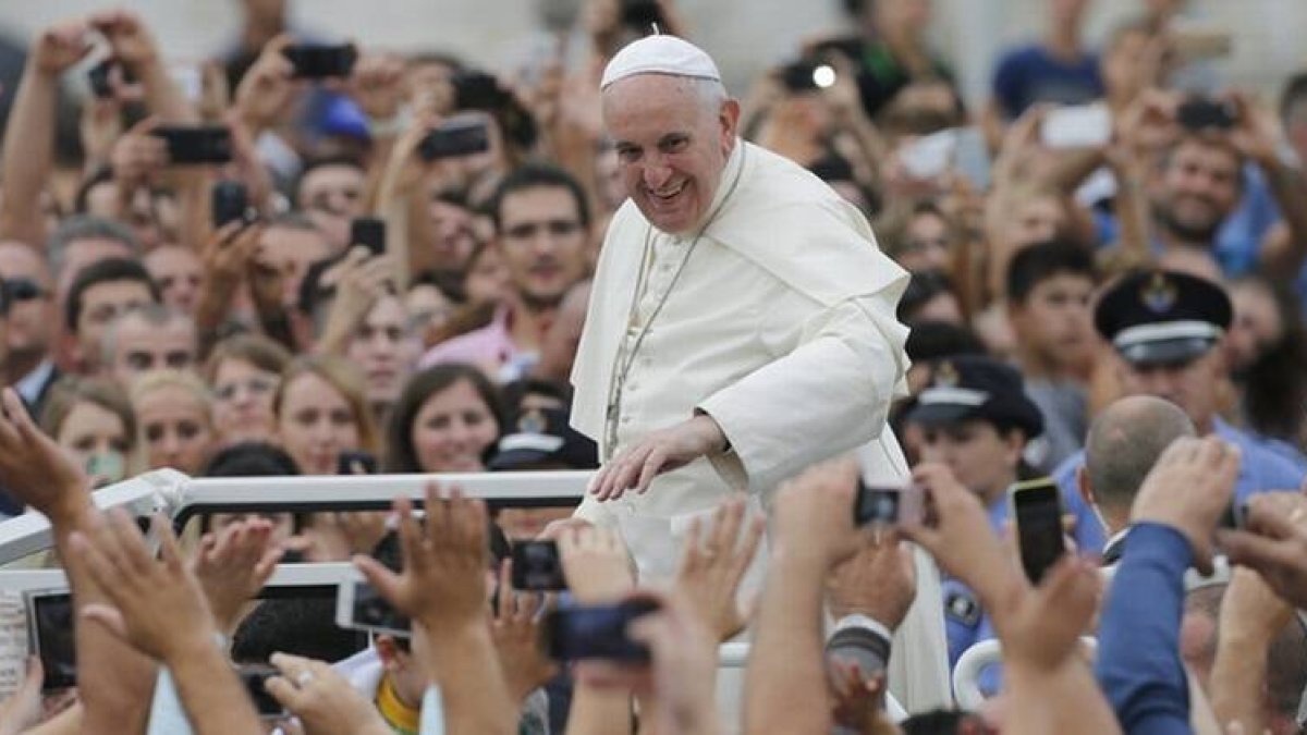 Recibimiento masivo al papa Francisco a su llegada a Tirana (Albania), este domingo.