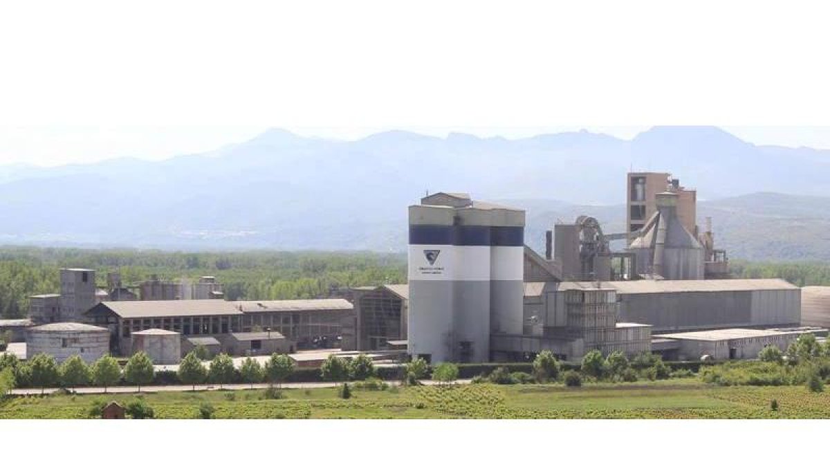 Una imagen de archivo de la factoría de cemento que Cosmos gestiona en Toral de los Vados.
