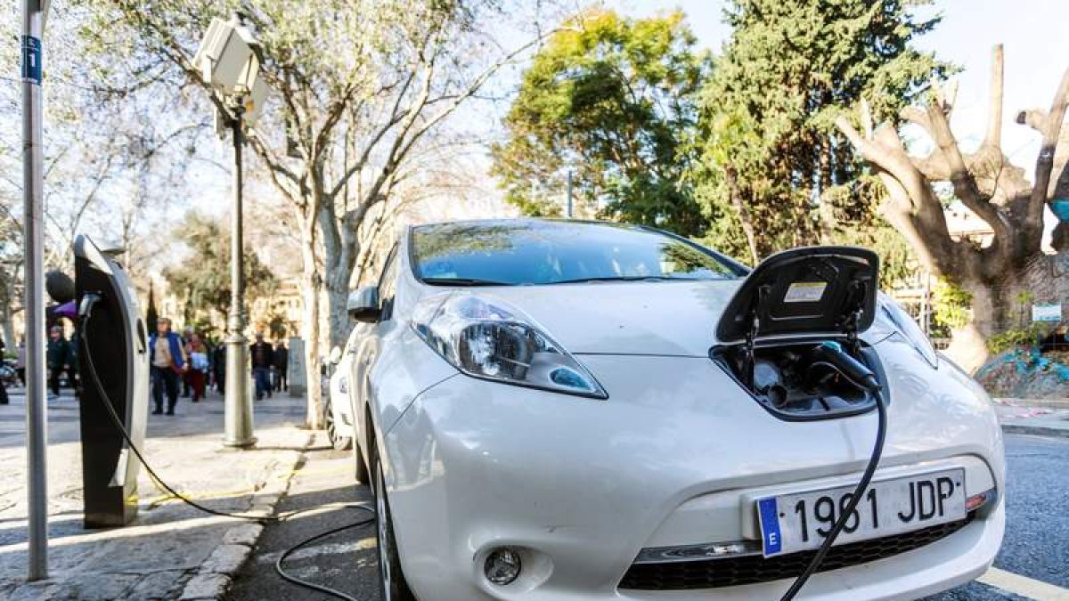 Un coche eléctrico carga su batería en Palma de Mallorca.  LLITERES