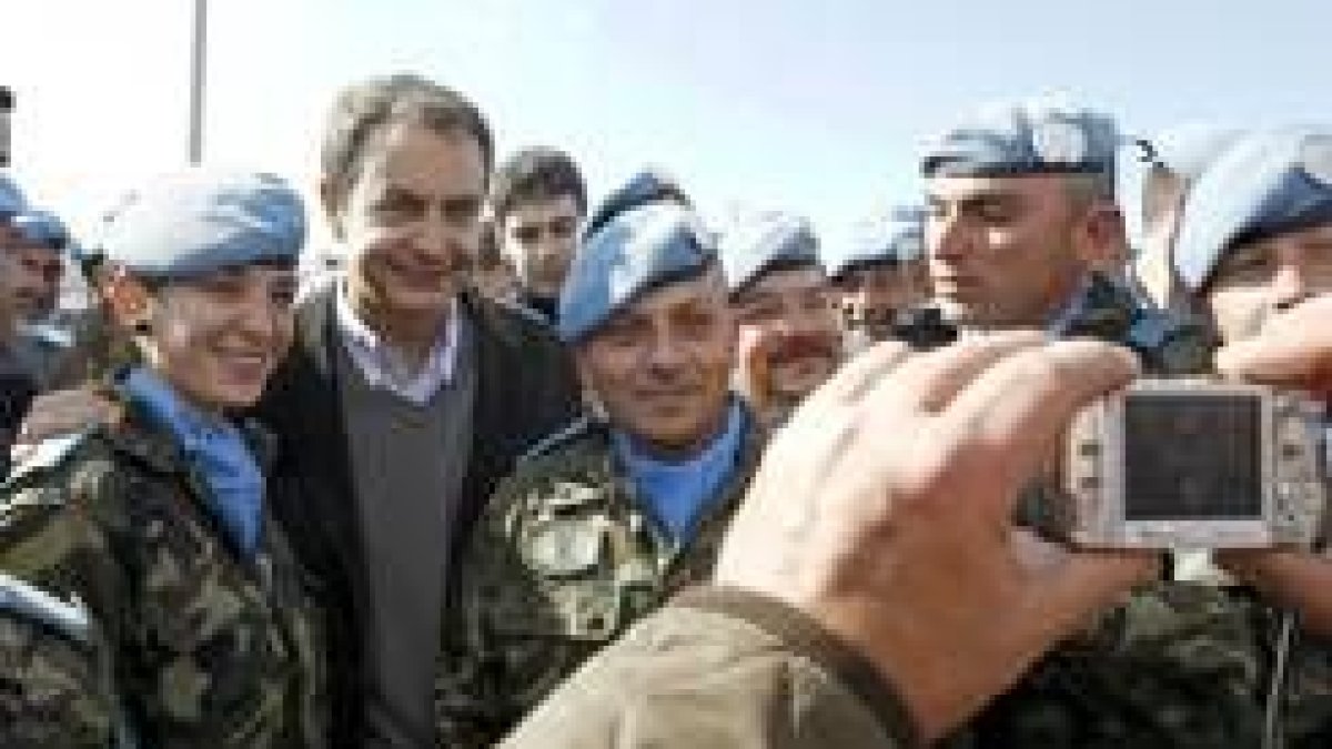 Zapatero se fotografió con los soldados, algunos de ellos de León