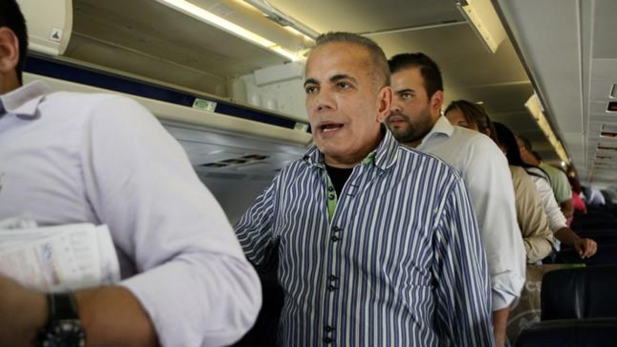 El opositor venezolano Manuel Rosales al bajar del avión en Maracaibo, donde ha sido detenido.