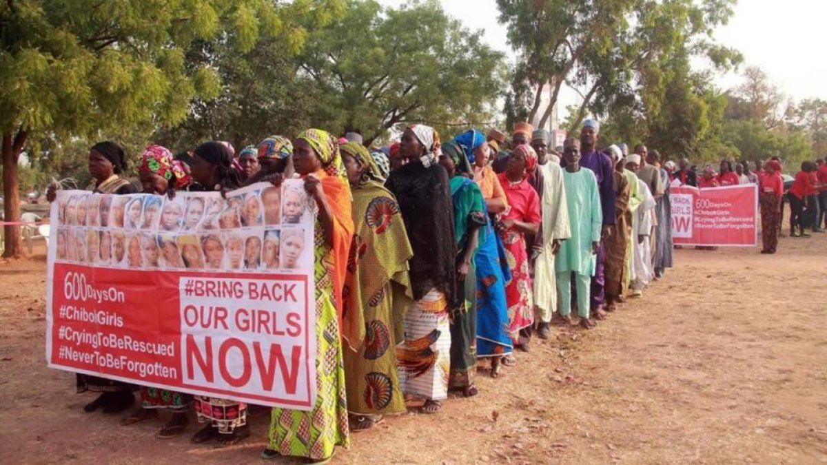 Miembros del movimiento de madres Bring Back Our Girls se manifiestan por la liberación de sus hijas, en Abuya (Nigeria), este jueves.