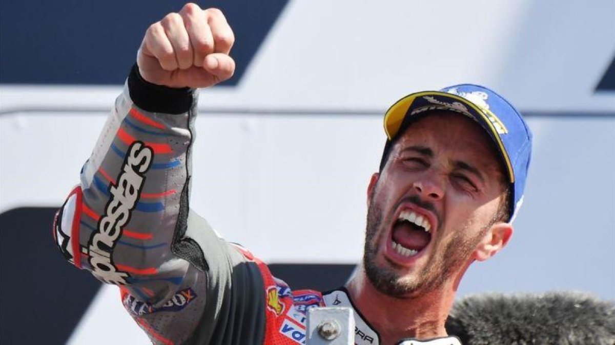 Andrea Dovizioso celebra su tercer triunfo del año con Ducati, en el podio de Misano.