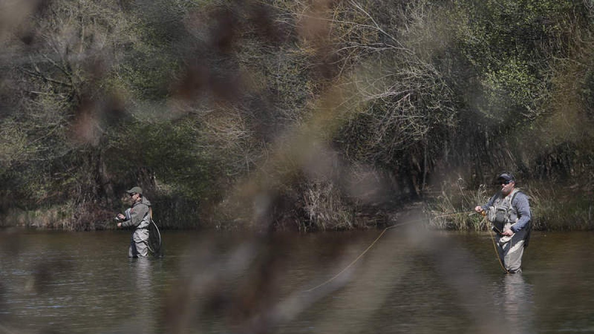 Dos pescadores en un tramo de uno de los muchos ríos existentes en la provincia. JESÚS F. SALVADORES