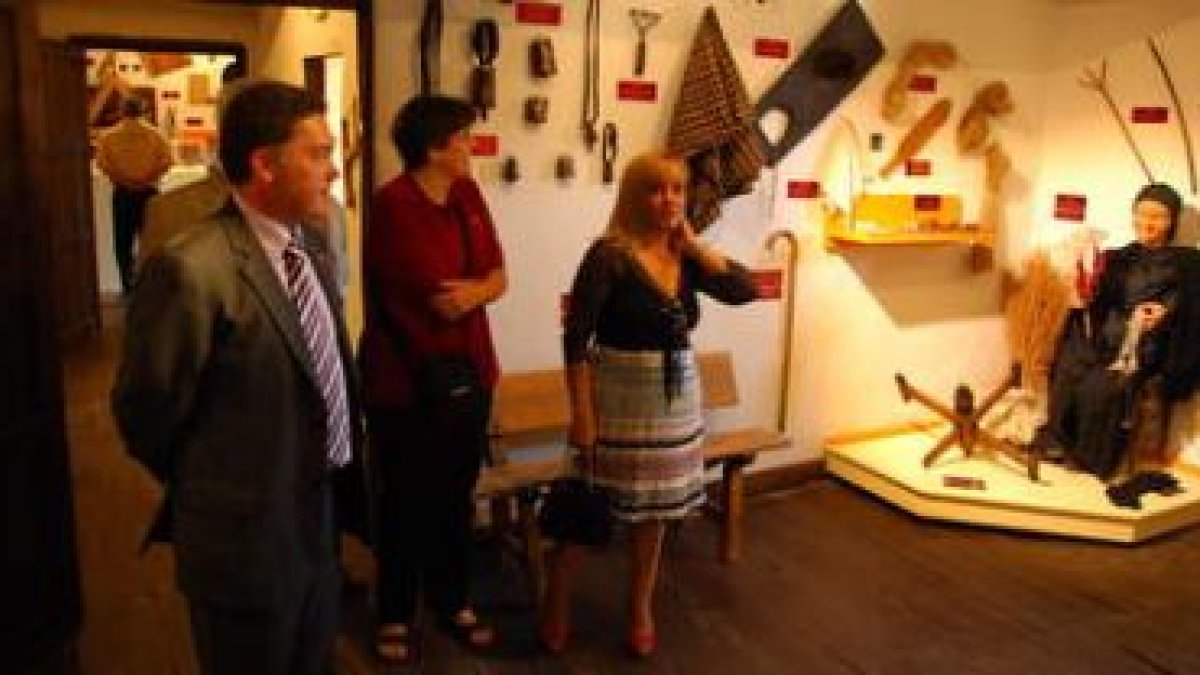Isabel Carrasco contempla una de las salas del museo etnográfico de Lorenzana en presencia del alcal