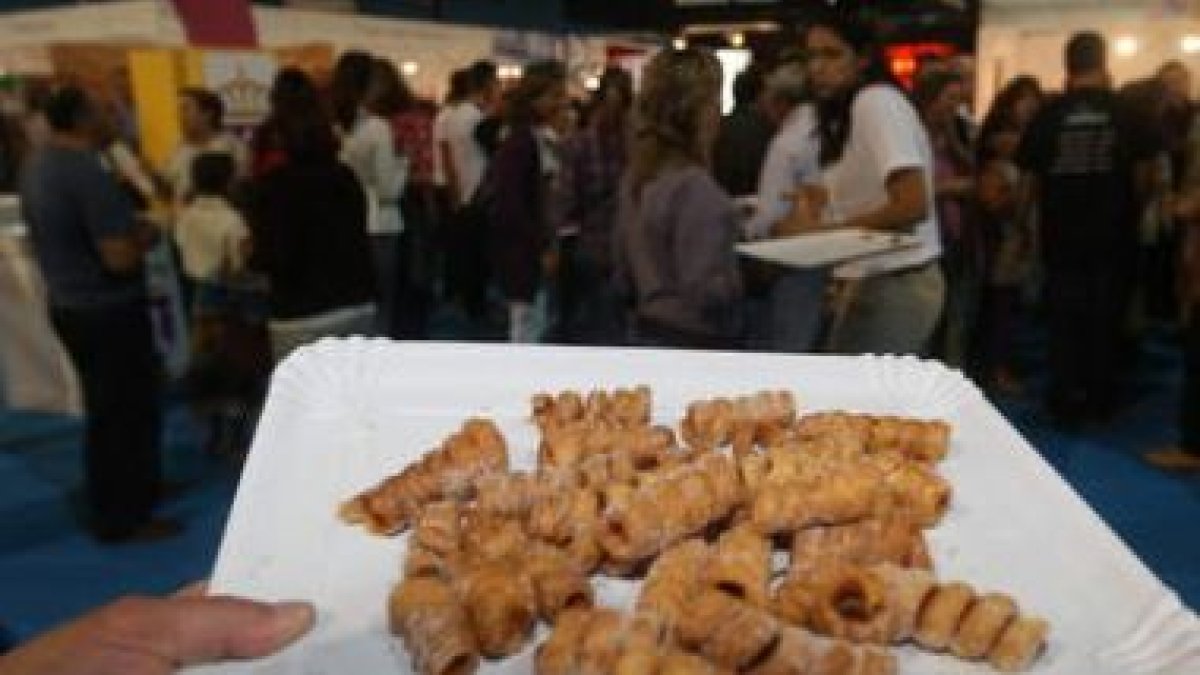 La Feria de los Productos de León concitó ayer en la plaza a centenares de personas en busca de los