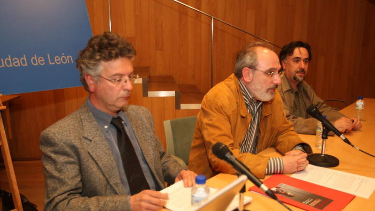 Imagen de archivo de José Avelino Gutiérrez junto a los arqueólogos Victorino García Marcos y Emilio Campomanes.