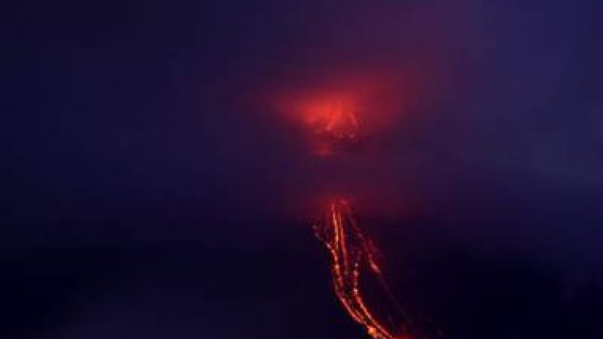 Volcán Tungurahua, en el centro de los Andes de Ecuador, cuya actividad disminuye.