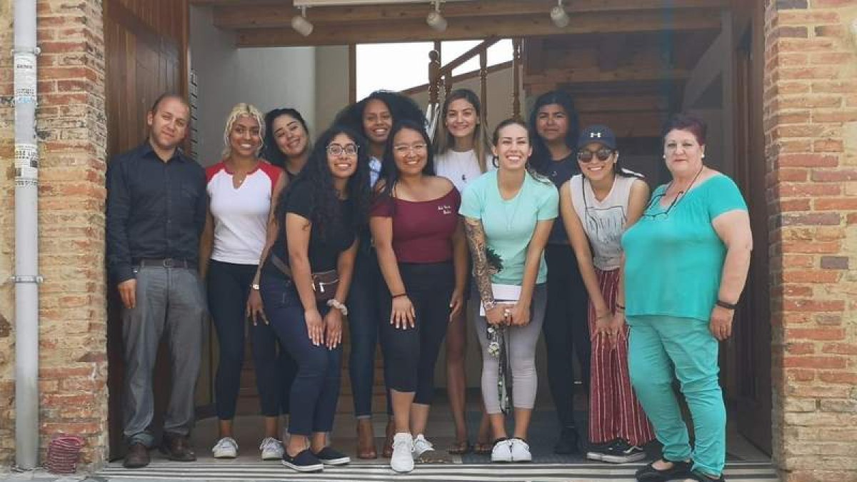 El grupo de alumnas participantes con las autoridades locales y representantes de Cruz Roja. CAMPOS