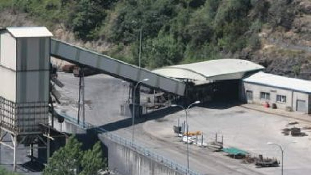 Imagen del exterior de la mina de Santa Cruz, tomada ayer poco después del accidente.