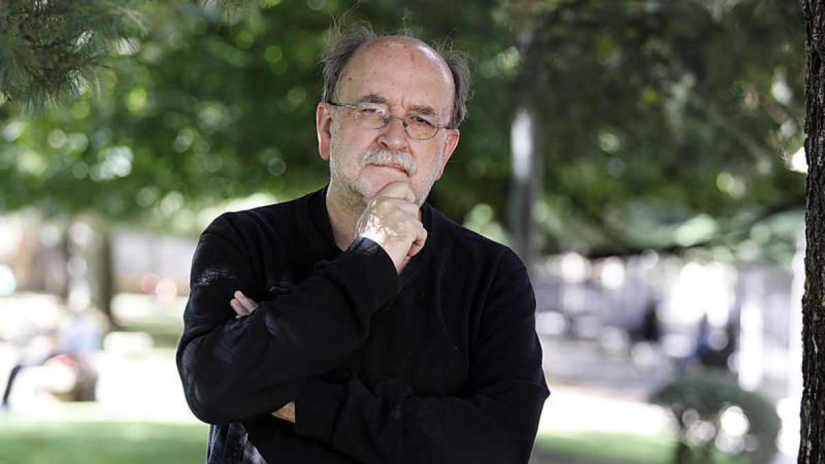Carlos Taibo, escritor, editor y profesor jubilado de Ciencia Política y de la Administración, ayer en León. MARCIANO PÉREZ