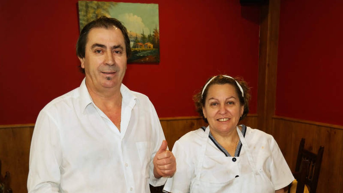 Natalio y Sofía en el comerdor de su restaurante, Casa Natalio, en la calle Suero de Quiñones.