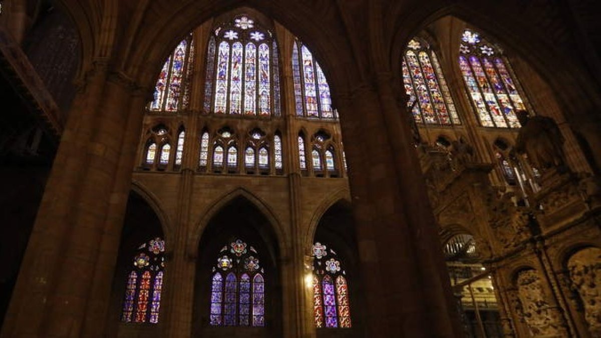 Vista interior de la Catedral de León con un gran detalle de sus vidrieras. El simposio reserva una visita al Panteón Episcopal. MARCIANO PÉREZ