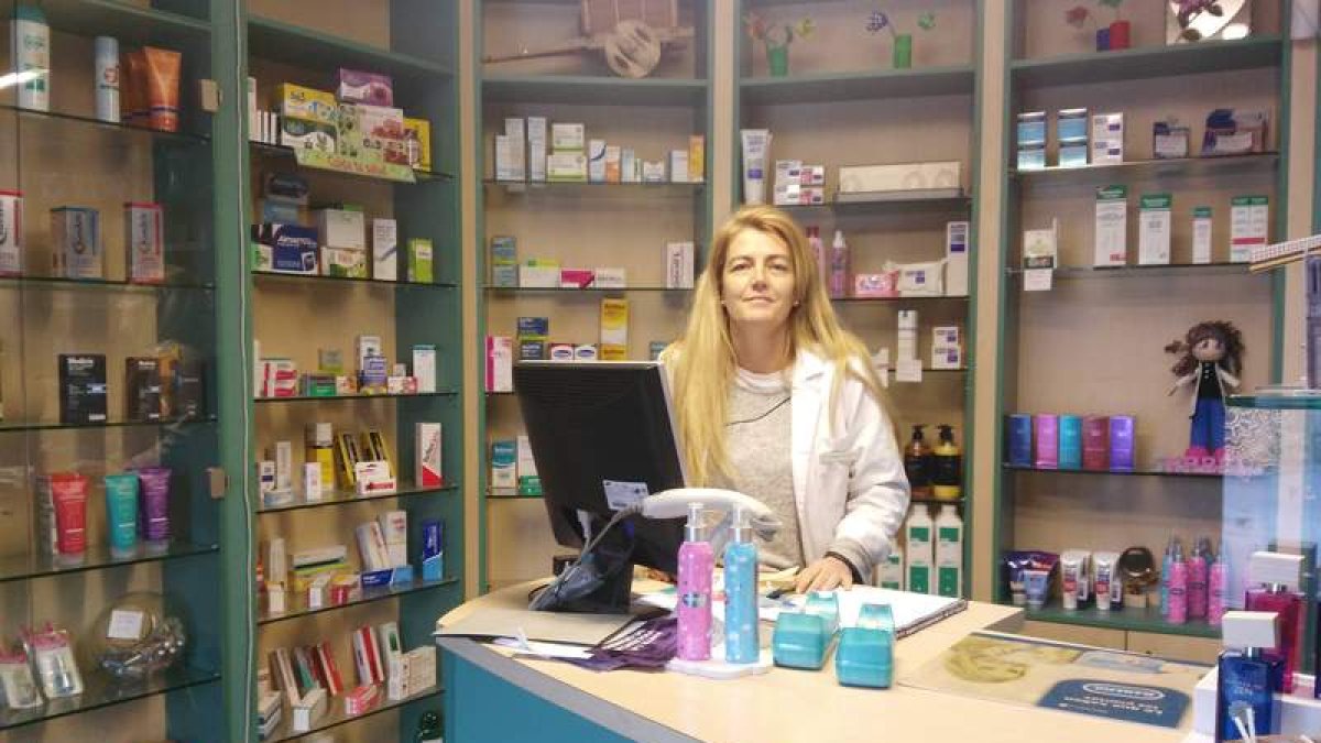 Isabel García, farmacéutica de Truchas, ayer en su farmacia. DL