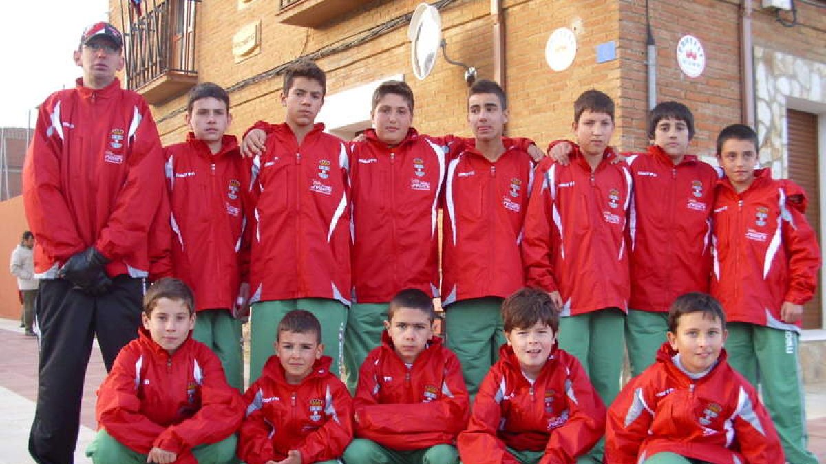 Los primeros chavales que forman parte de la escuela de fútbol que ya dirige Ángel Granja.