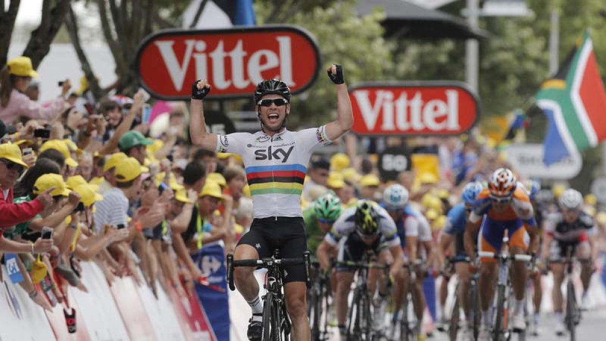 Cavendish, del equipo Sky, celebra su victoria en la décimo octava etapa del Tour .