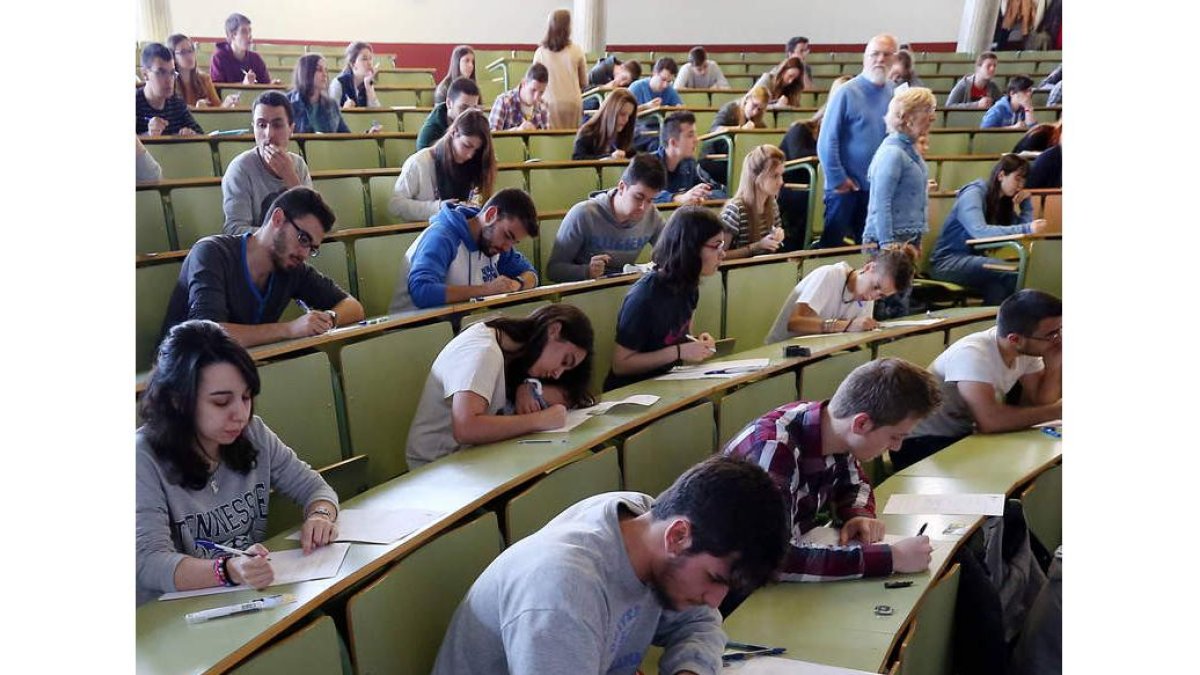 Estudiantes de León durante los exámenes de selectividad.